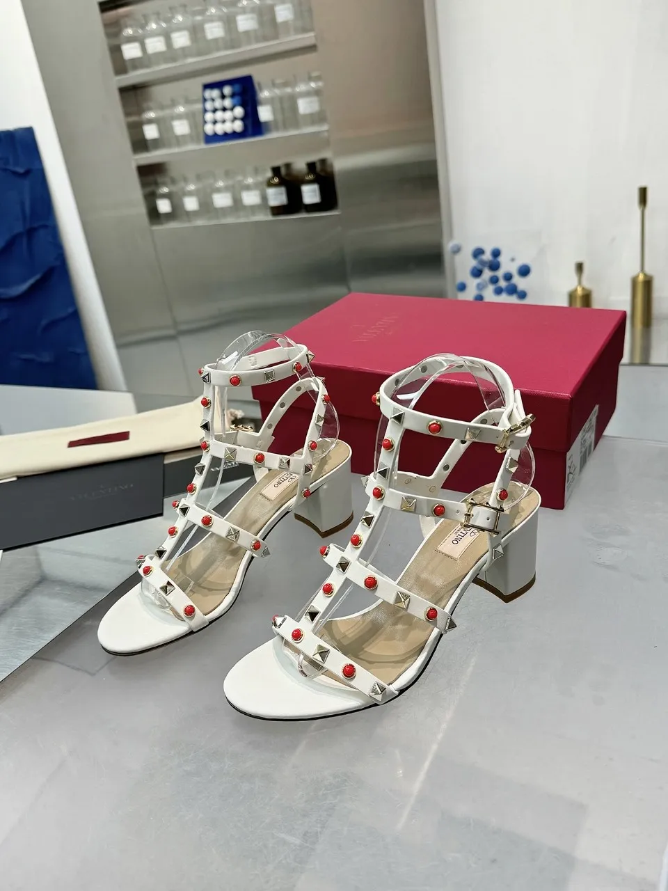 👟👟Ex-factory price 520👟👟 Valentino classic sandals with rivets ✔️Fashionable thick heel 9.5cm ✔️Mixed-breed sheepskin upper ✔️Mixed-breed sheepskin lining and foot pads ✔️Italian yellow cowhide outsole texture is clear and consistent with the counter ✔️Code number 35-40 (34, 41, 42 can be customized and not returned)